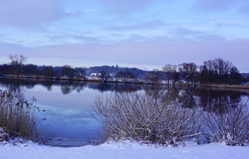 Die Lesum in verschneiter Landschaft am Tagesende im Januar
