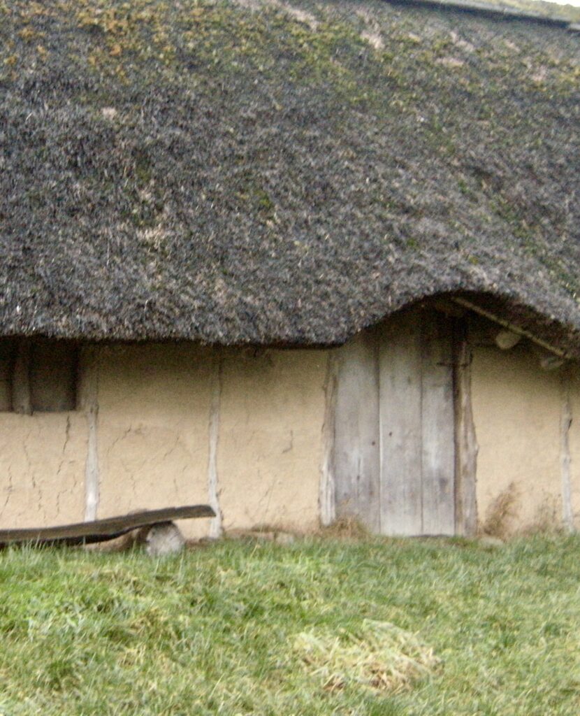 Rekonstruiertes eisenzeitliches Haus, die Haustür von außen