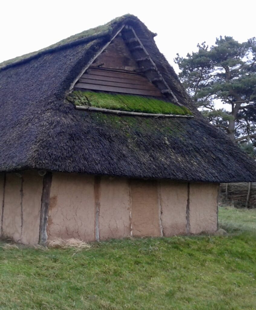 Rekonstruiertes eisenzeitliches Haus