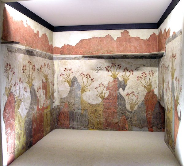 Innenwände eines Hauses in Akrotiri mit Fresken, die Lilien, Schwalben und Felsformationen zeigen.