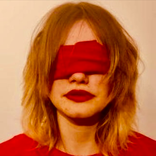 Selfie mit rotem Tuch (Augenbinde) für das Gewinnspiel unserer Online-Lesung