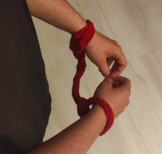 Selfie mit rotem Tuch (Handschellen) für das Gewinnspiel unserer Online-Lesung