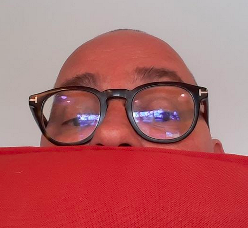 Selfie mit rotem Tuch (Vorhang) für das Gewinnspiel unserer Online-Lesung