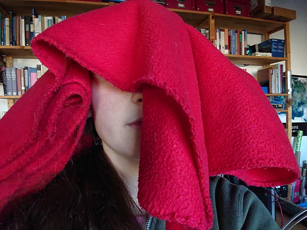 Selfie mit rotem Tuch (Decke) für das Gewinnspiel unserer Online-Lesung
