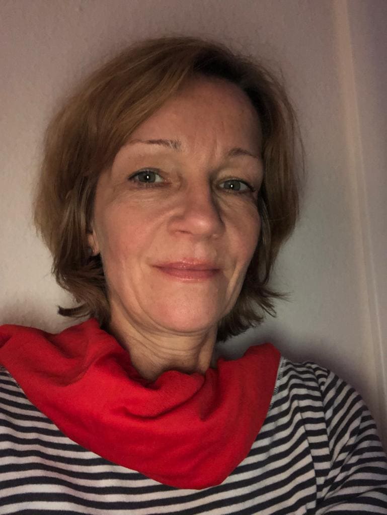 Selfie mit rotem Tuch (Halstuch) für das Gewinnspiel unserer Online-Lesung