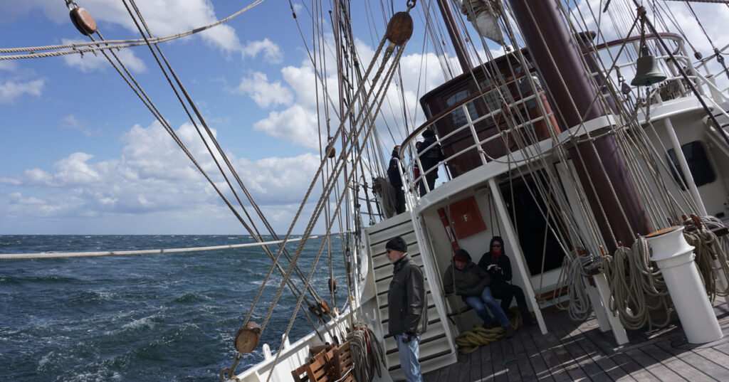 Das Segelschiff Artemis mit starker Neigung