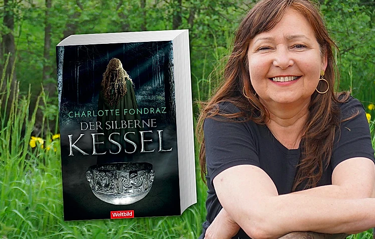 Charlotte Fondraz in frühlingshafter Bruchwald-Landschaft und der Roman "Der silberne Kessel" (Highlight im Jahresrückblick 2022)