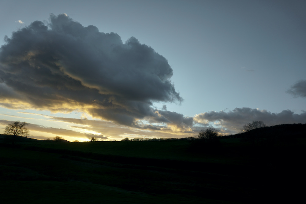 Himmel mit schwarzen und schwefelgelben Wolken