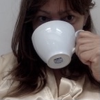 Charlotte morgens mit ihrem Tee