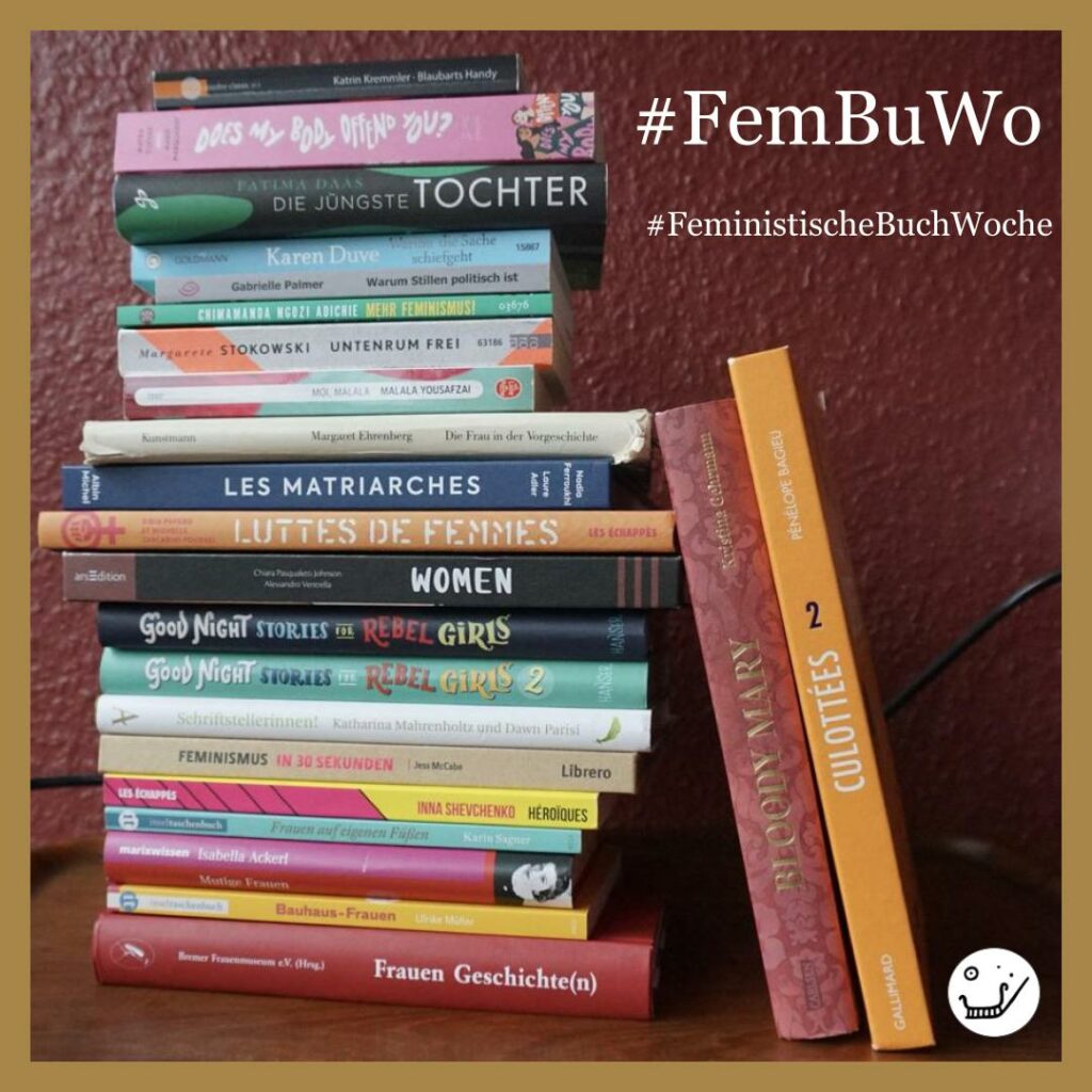 Ein Bücherstapel und die Hashtags #FeministischeBuchwoche und #FemBuWo