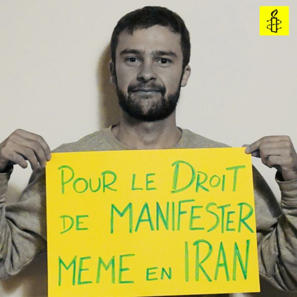 Instagram-Beitrag von Amnesty Bordeaux mit jungem Mann, der ein Schild hält mit dem Text "Pour le droit de manifester même en Iran"