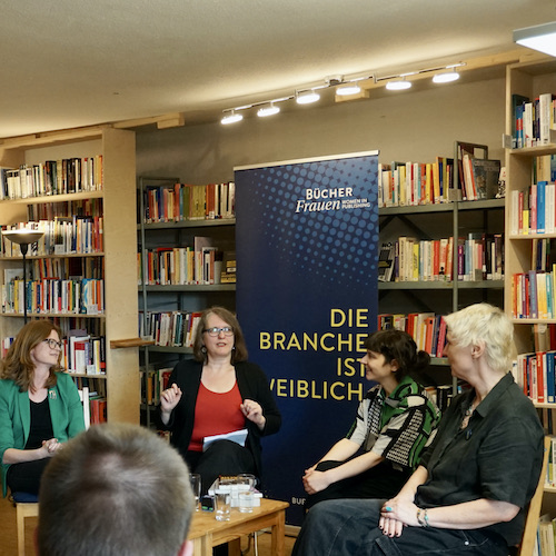 Podiumsdiskussion bei der Auftaktveranstaltung der Feministischen Buchwoche 2023