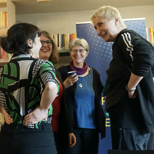 Nach der Podiumsdiskussion auf der Auftaktveranstaltung der Feministischen Buchwoche 2023