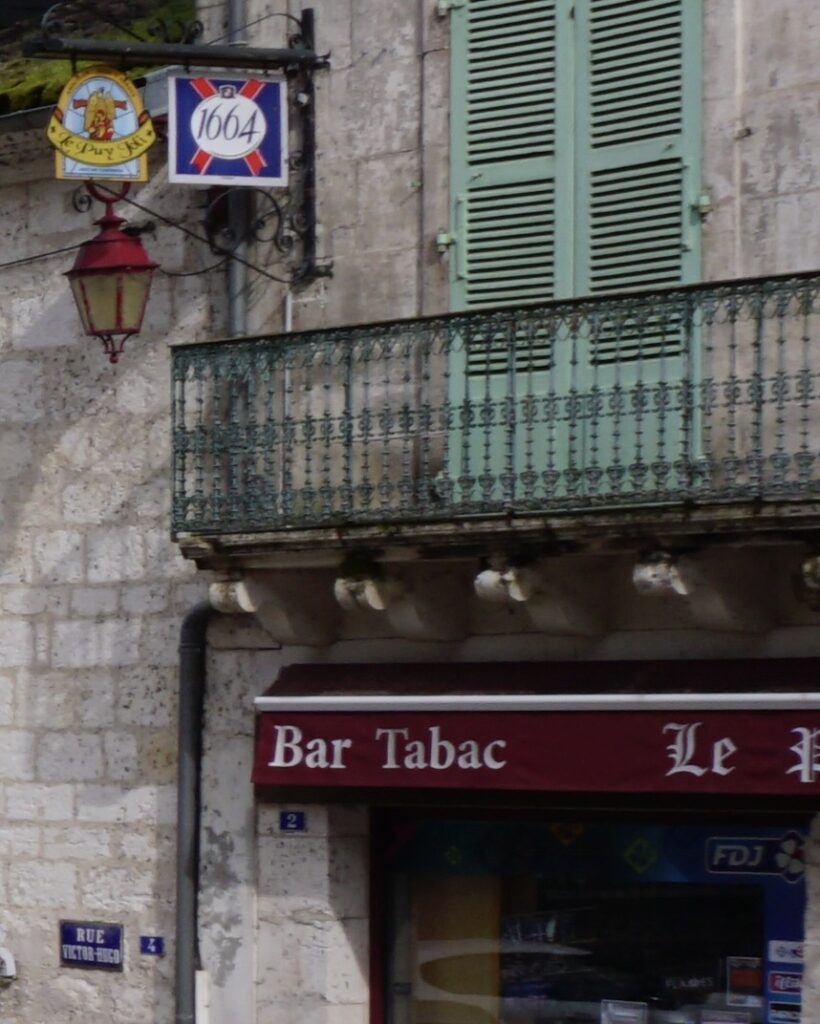 Teil der Fassade einer "Bar Tabac" in Brantôme en Périgord
