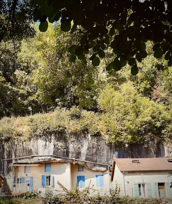 Troglodytisches Haus in der Felswand an der Dronne, Brantôme 
