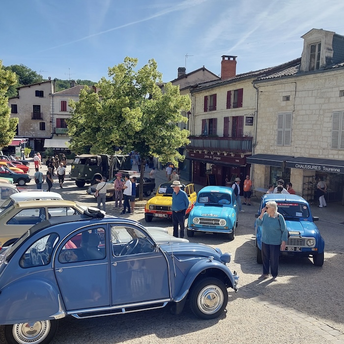 Der Marktplatz von Brantôme auf der Flussinsel